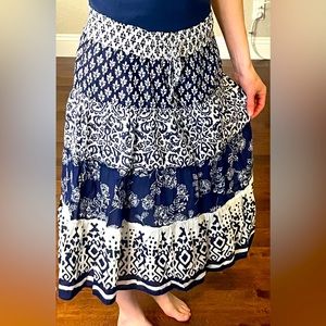 Old Navy blue and white skirt